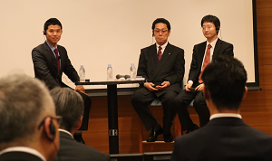 記者団からの質問に答える左から、林励・ＤｉＤｉモビリティジャパン副社長、荒木浩幸・第一交通（広島）社長、達川信二・中国タクシー社長