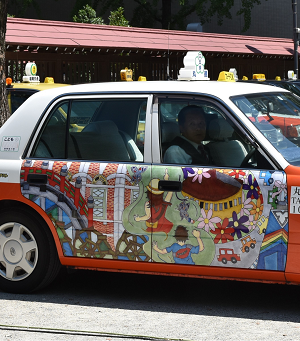 福岡市タクシー協会のデザインコンテスト。ラッピングした最優秀賞の作品