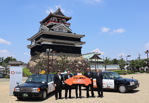名古屋エリアサービス開始発表の会場となった清州城を背景に、菅野副社長を中心に名古屋エリアでのＤｉＤｉアプリ運用事業者4人が囲む